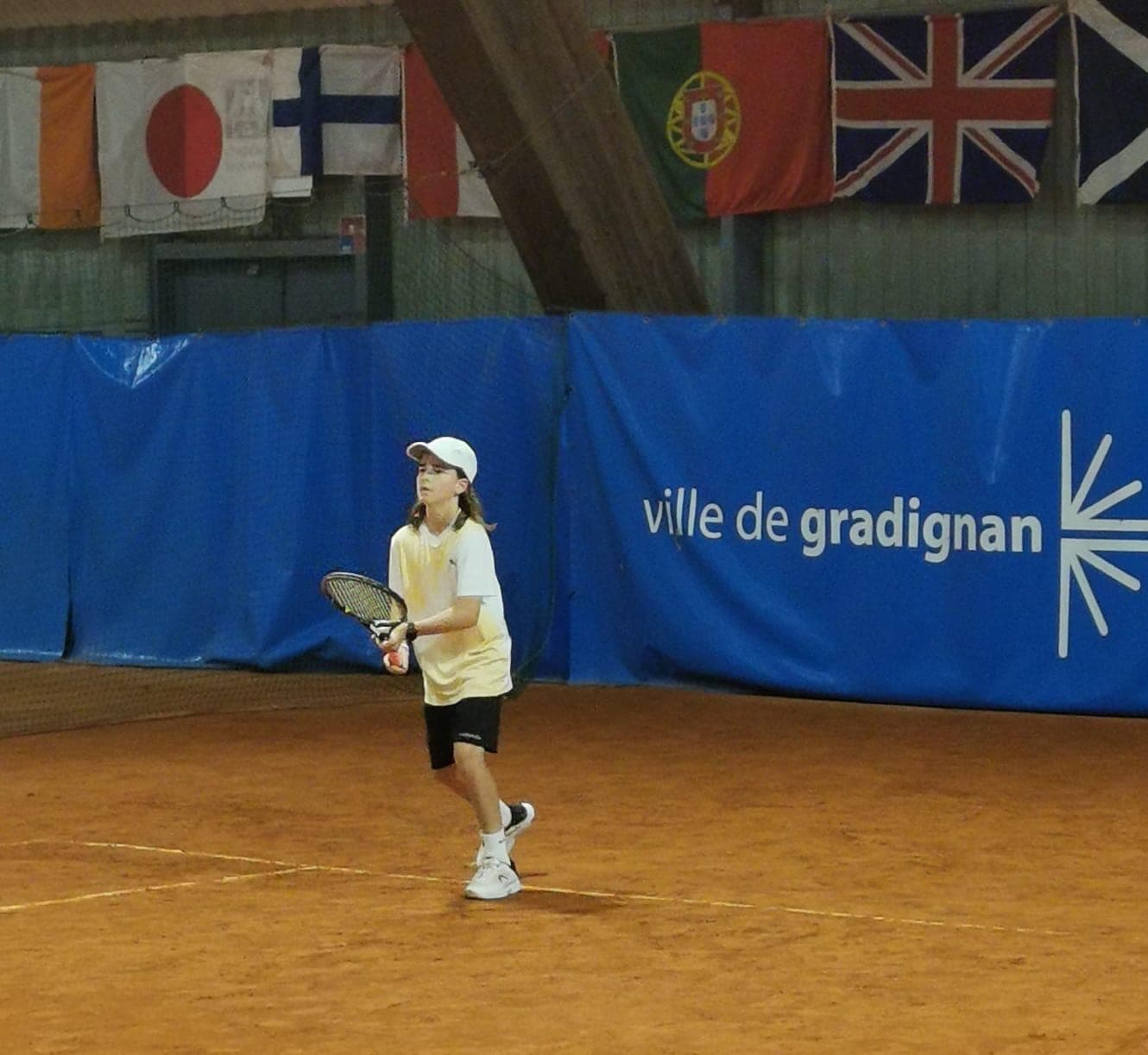 Lenart Kadriu en match sur terre battue au tournoi de Gradignan